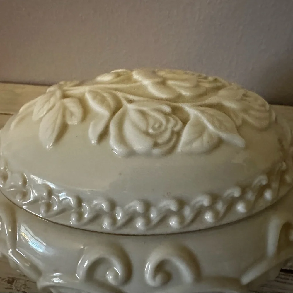 LENOX Ivory Rose Embossed Jewelry Trinket Box Music Oval Gold Trim 5.5